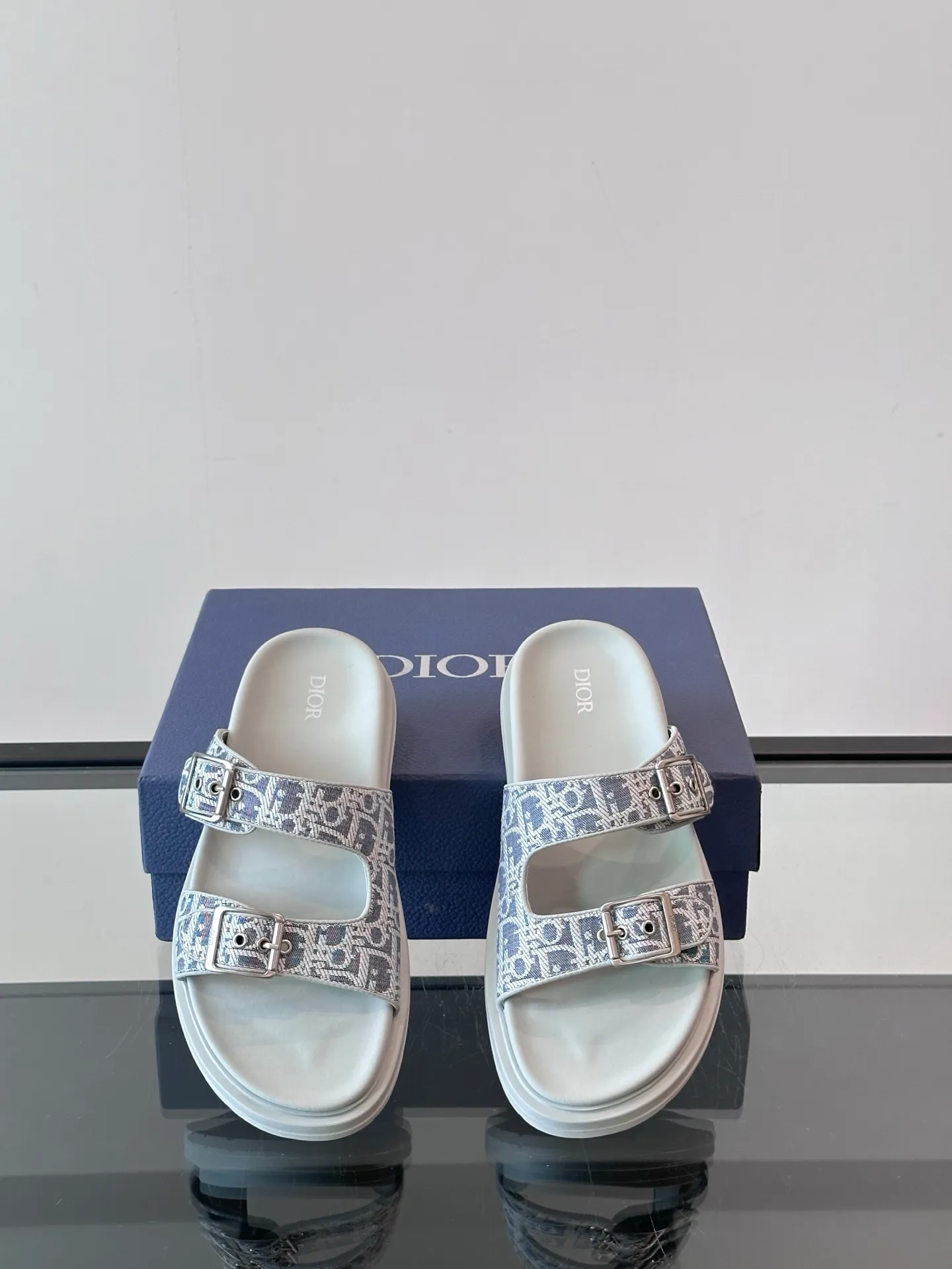 Factory price: 300💰Dior Aqua men's sandals and slippers. Showcasing Dior haute couture design. The Dior gray suede strap is accented with an aluminum Dior buckle for added style. Paired with a comfortable tonal notch sole, they pair easily with shorts or jeans for a sophisticated look. Main body: suede cow leather, technical fabric lining: cow leather, with adjustable straps, aluminum Dior buckle, Dior gray EVA insole, tonal notch rubber outsole splicing structure👌👌 size: 38-44 (45.46 customized)